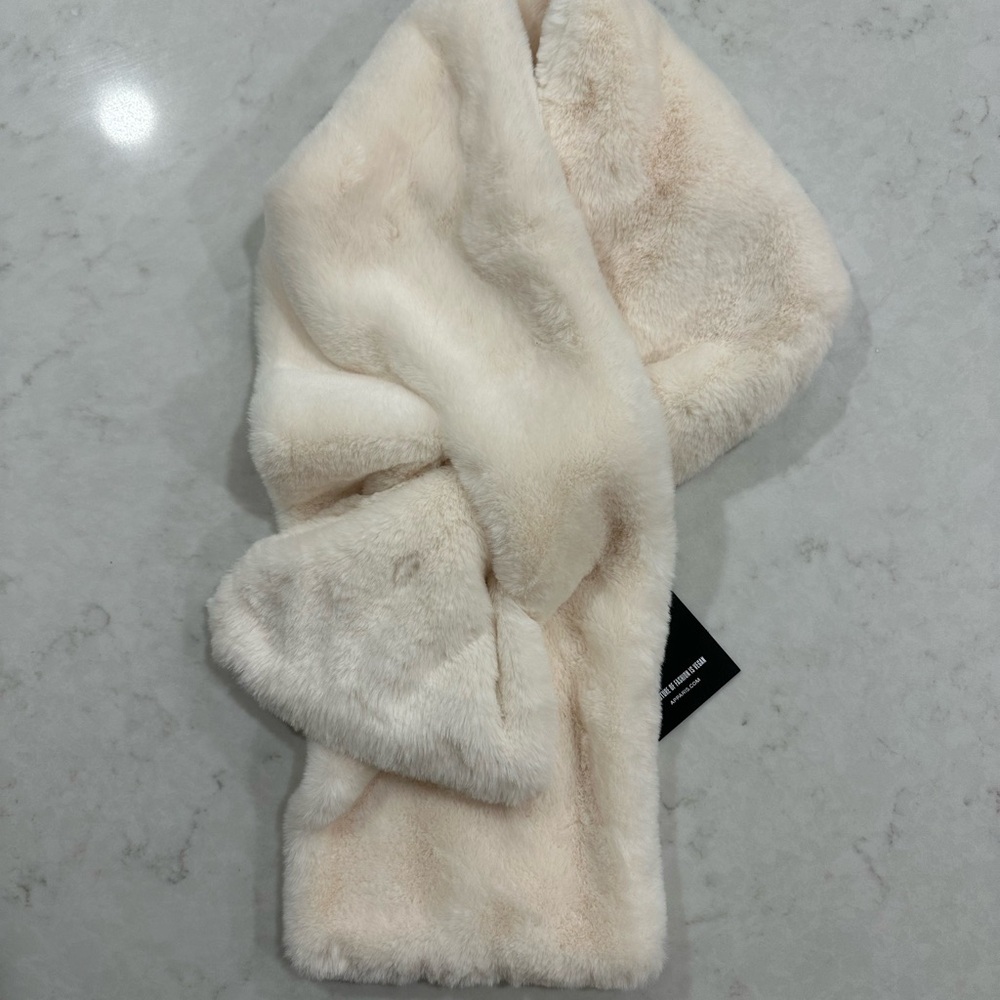 Apparis Women’s Faux Fur Bambi White Pull Through Scarf New with Tags